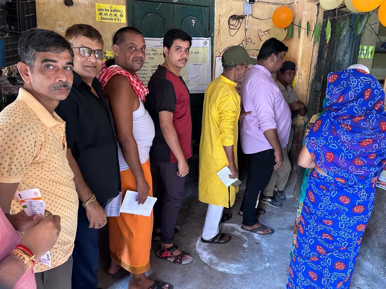 बाबा मंदिर के आसपास बूथों पर दोपहर तक रही कतार