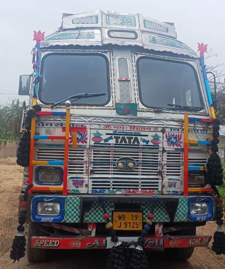 सफियासराय थाना पुलिस ने बिना चालान के अवैध बालू लदे दो ट्रक को किया जब्त