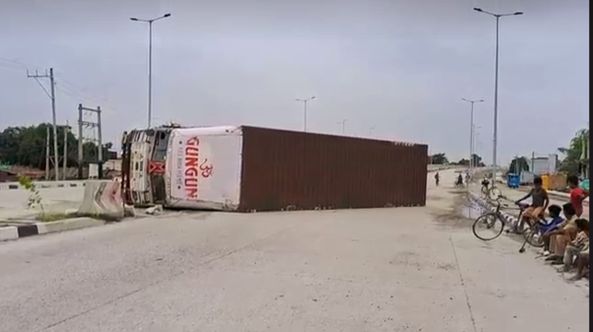 हाइवे 327 ई पर खिलौना से भरा कंटेनर पलटा, बड़ा हादसा टला