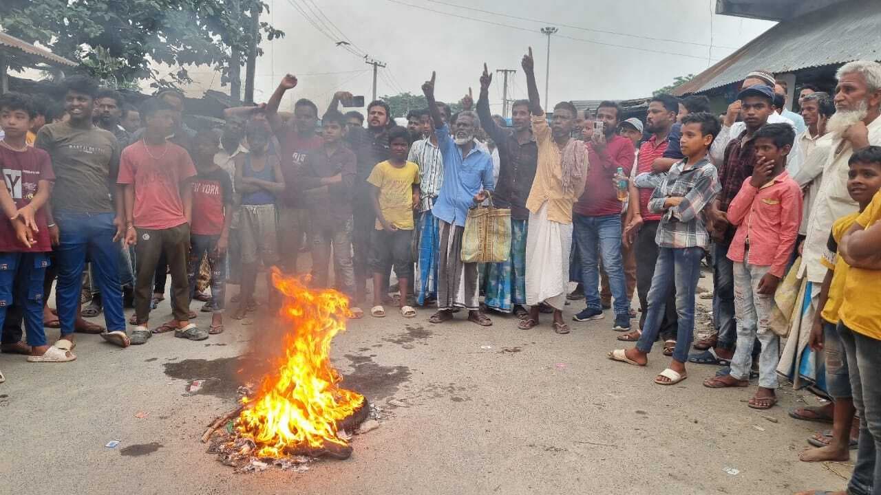 बिजली की लचर व्यवस्था को लेकर उपभोक्ताओं ने किया सड़क जाम