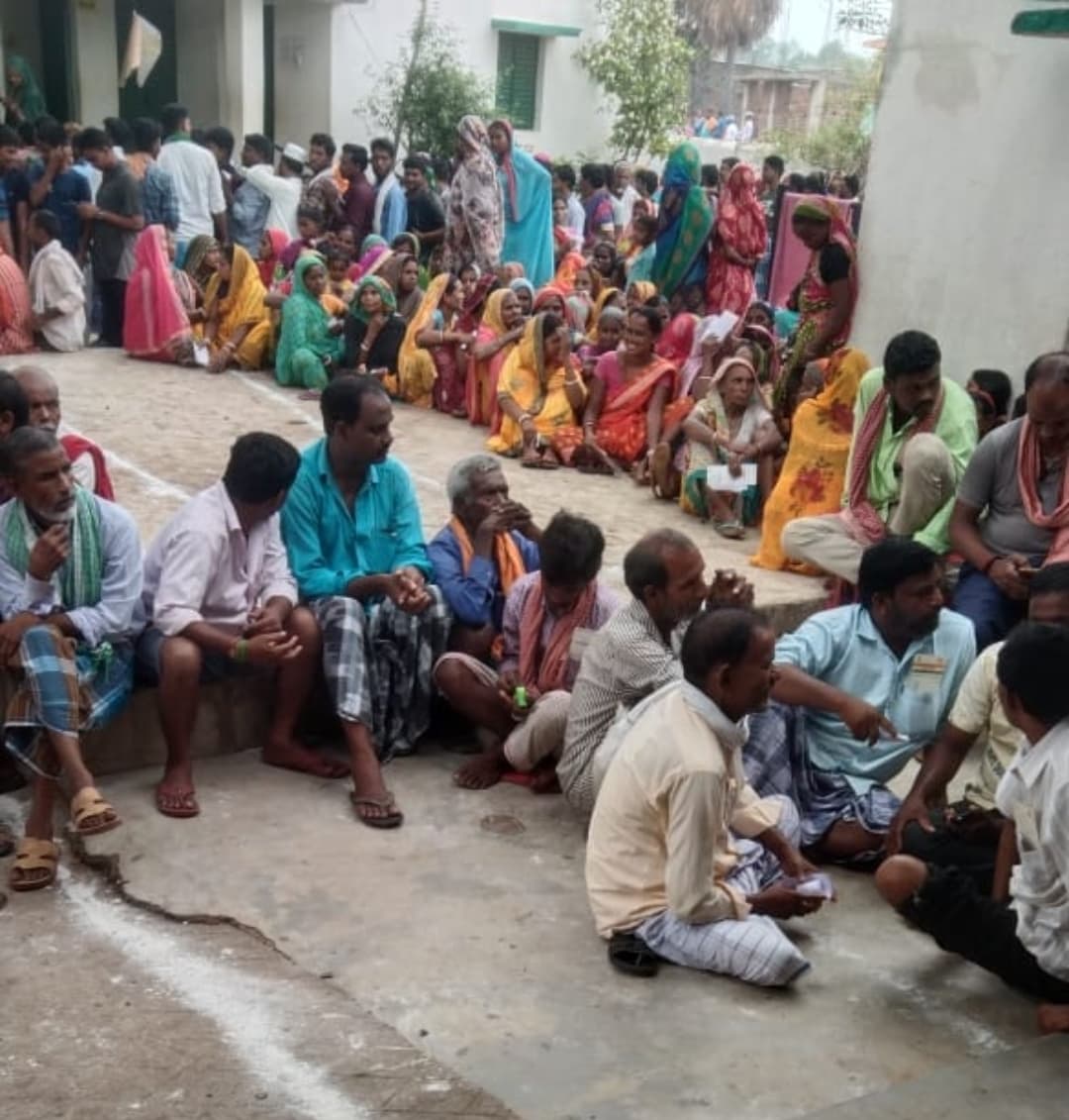 मोहनपुर के 10 बूथों पर एक घंटे देरी से शुरू हुई वोटिंग