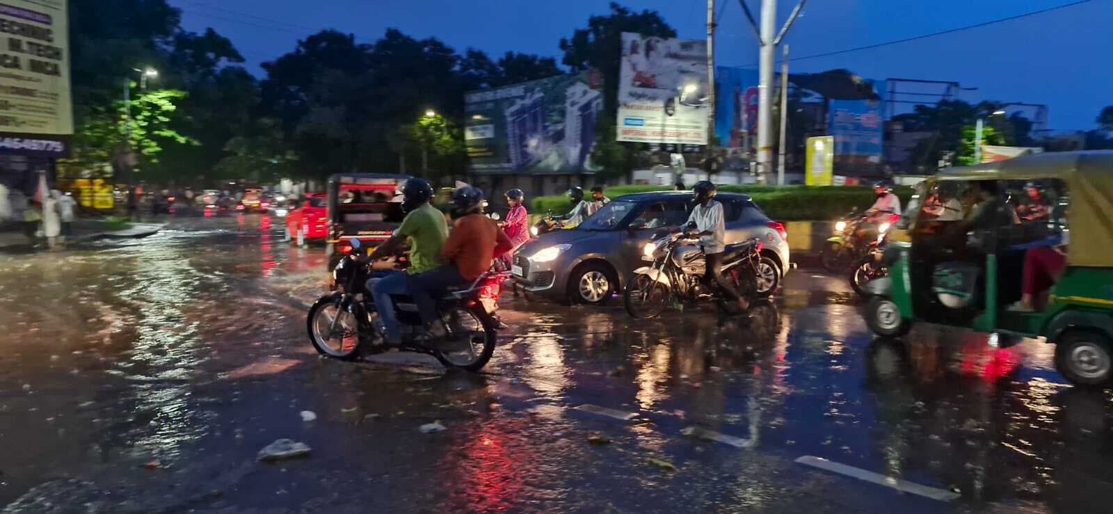 हल्की बारिश में एमजीएम गोलचक्कर के पास जल जमाव