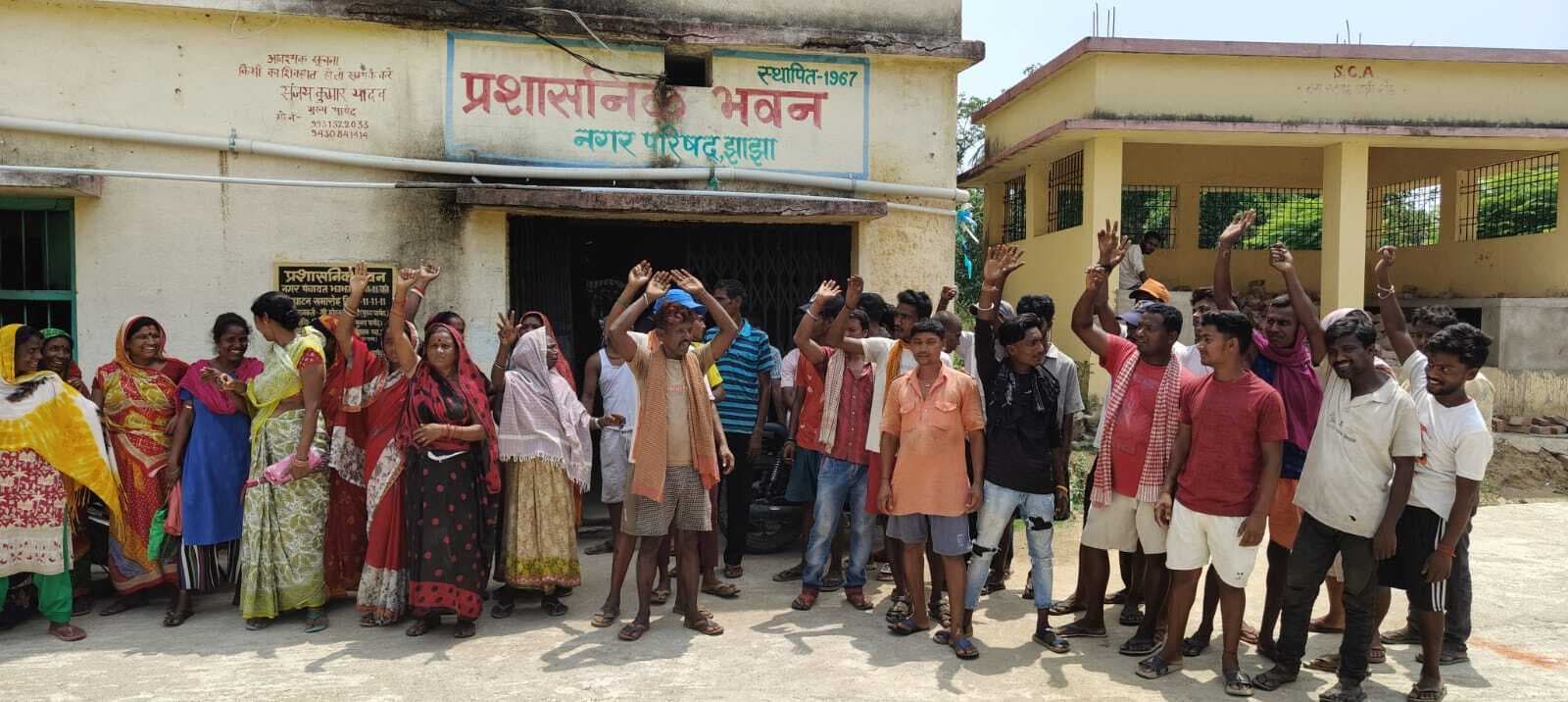 नगर परिषद क्षेत्र के सफाईकर्मियों ने किया प्रदर्शन