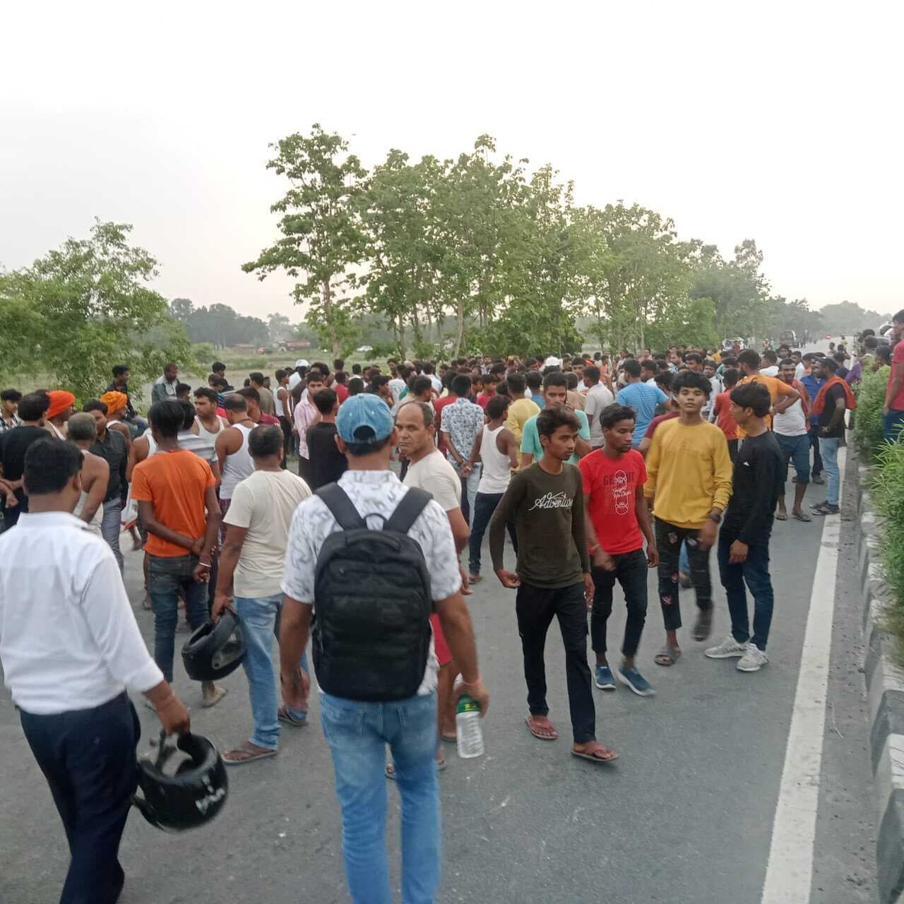 फोरलेन पीपरा में ट्रैक्टर की चपेट में आने से बाइक सवार की मौत