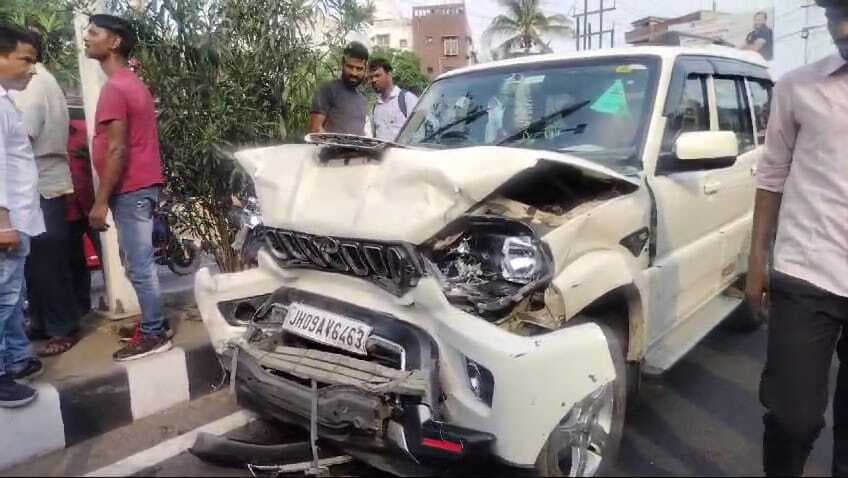 आगे चल रही बाइक को टक्कर मार क्रेटा को ढाई सौ फीट घसीटकर ले गया स्कॉर्पियो