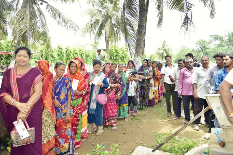 ओडिशा : भारी गर्मी पर भारी पड़ा मतदाताओं का उत्साह, शाम पांच बजे तक 62.46 प्रतिशत मतदान