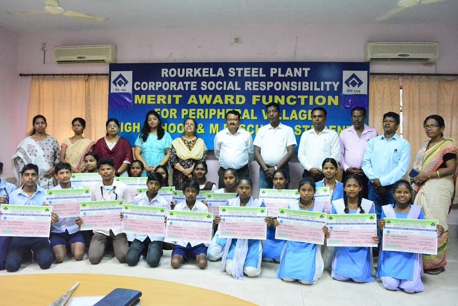 आरएसपी ने पार्श्वांचल गांवों के 463 छात्रों में 9.32 लाख रुपये का नकद पुरस्कार वितरित किया