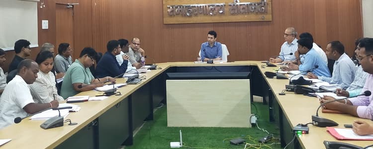 भू-अर्जन से संबंधित मामलों की समीक्षा में बोले डीएम, सभी लंबित मामलों को प्राथमिकता के आधार पर निबटाएं