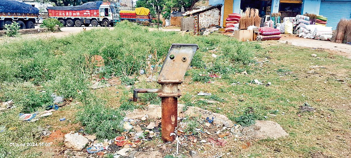 पंडरा बाजार समिति में पानी के लिए तरस रहे व्यापारी और मजदूर