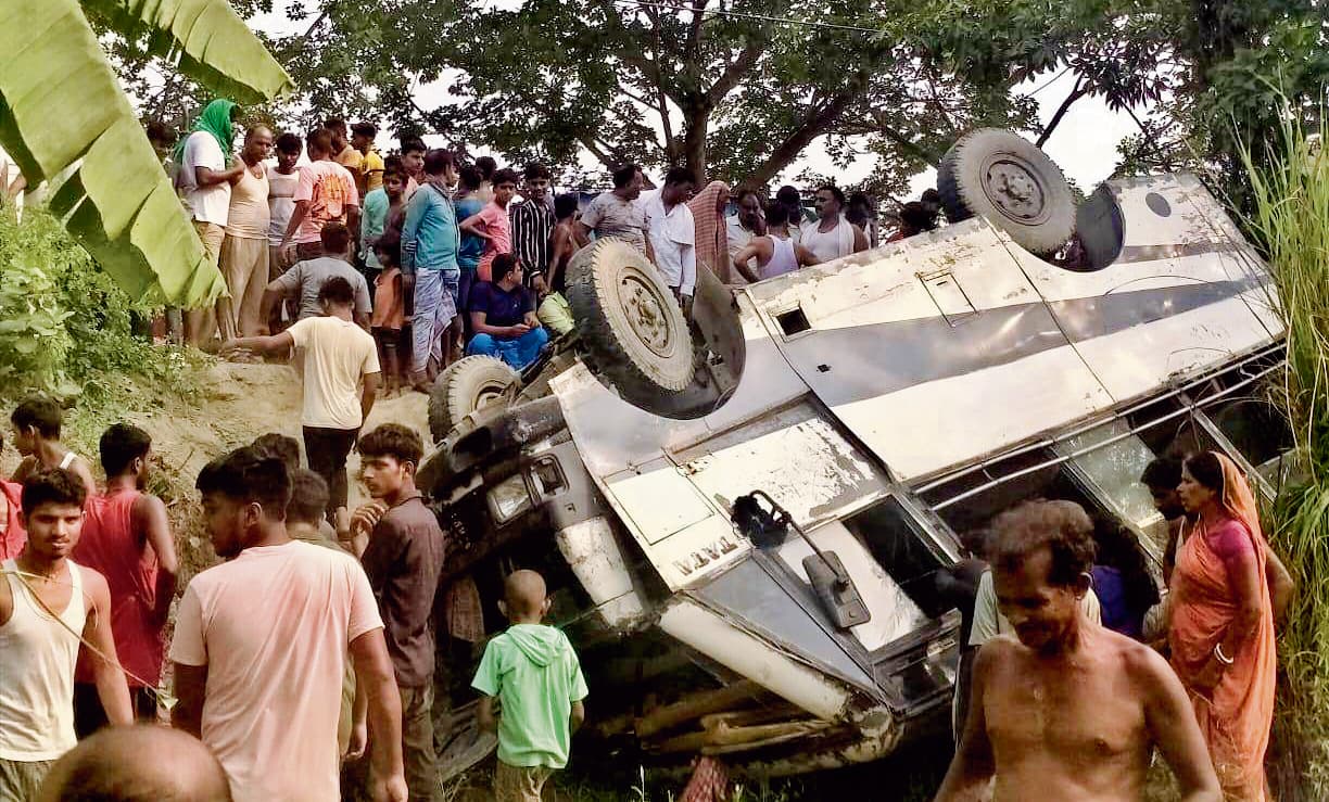 राजापाकर में बस पलटने से सात यात्री जख्मी, एक घायल सदर अस्पताल रेफर