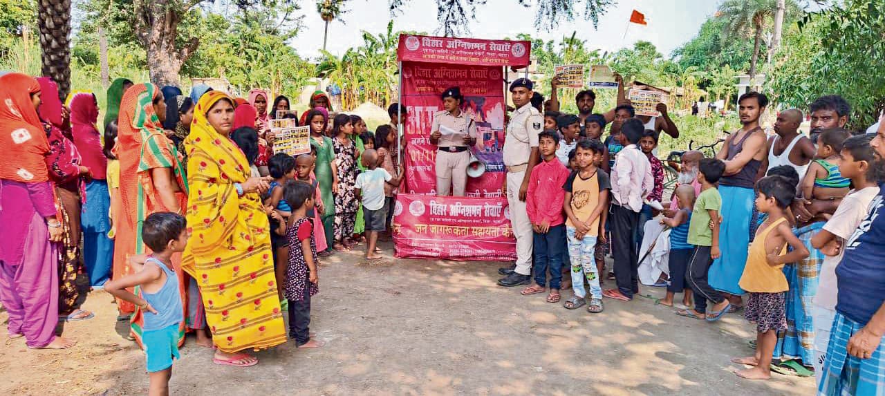 मॉकड्रिल कर आग से बचाव की दी गयी जानकारी