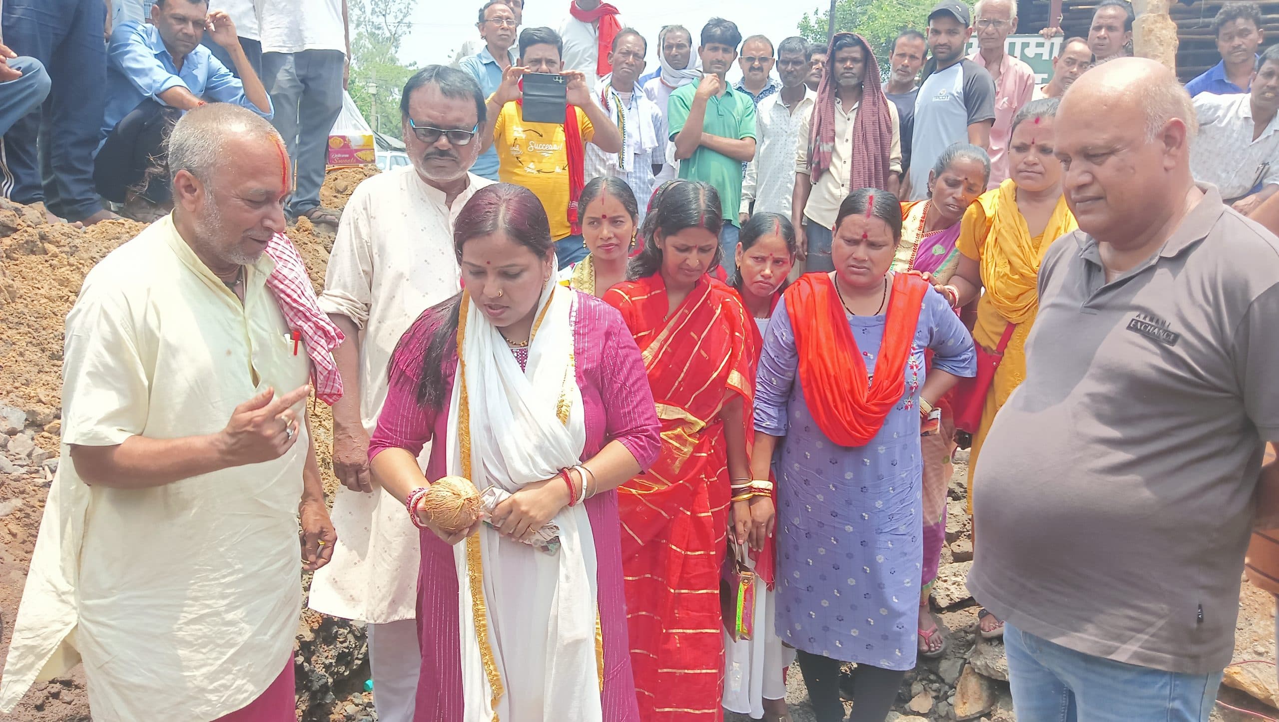 गोपीनाथपुर तक सप्लाई पानी पहुंचाने से पूर्व विधायक ने बिछवायी पाइप लाइन