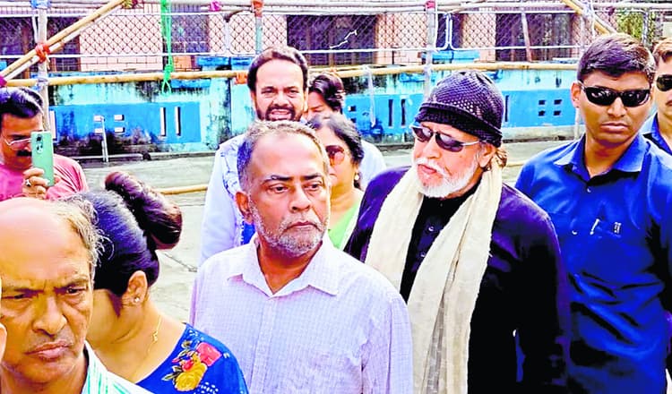 मतदान के लिए 40 मिनट लाइन में इंतजार किये मिथुन, कहा : कर्तव्य निभाया