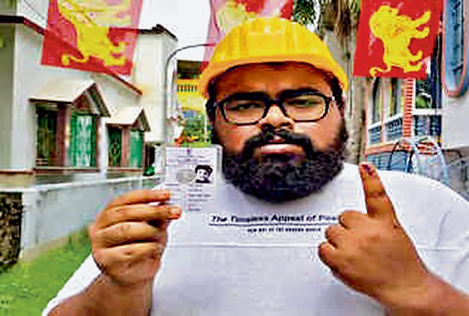 बारासात में हेलमेट लगाकर पहुंचा वोट देने