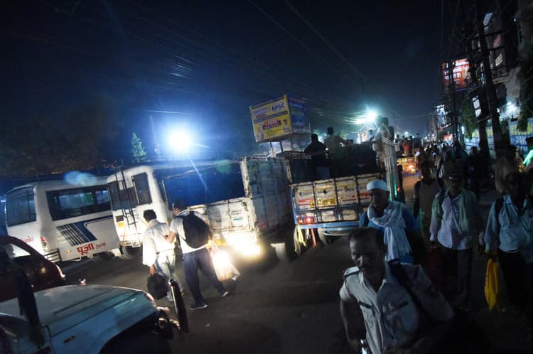 Patna : इवीएम जमा करने के लिए देर रात तक लगा रहा मेला, कई सड़कें जाम