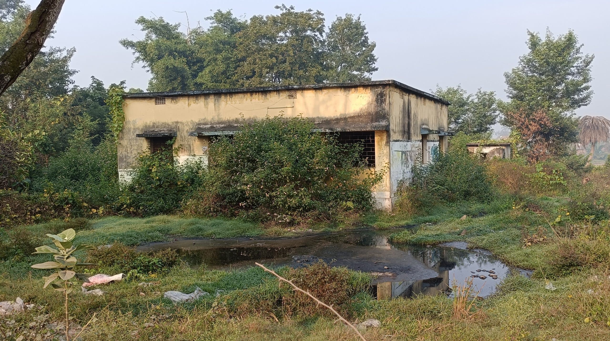 झाड़ियों से घिरा बड़कागांव के राजस्व कर्मचारी का कार्यालय