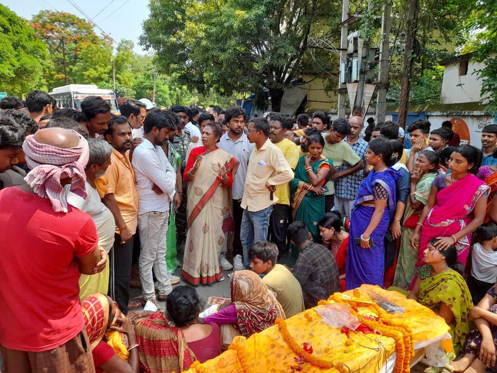हादसा : पिकअप के से घायल टोटो चालक की इलाज के दौरान रांची में मौत, मुआवजे की मांग को लेकर परिजनों ने किया चार घंटा सड़क जाम