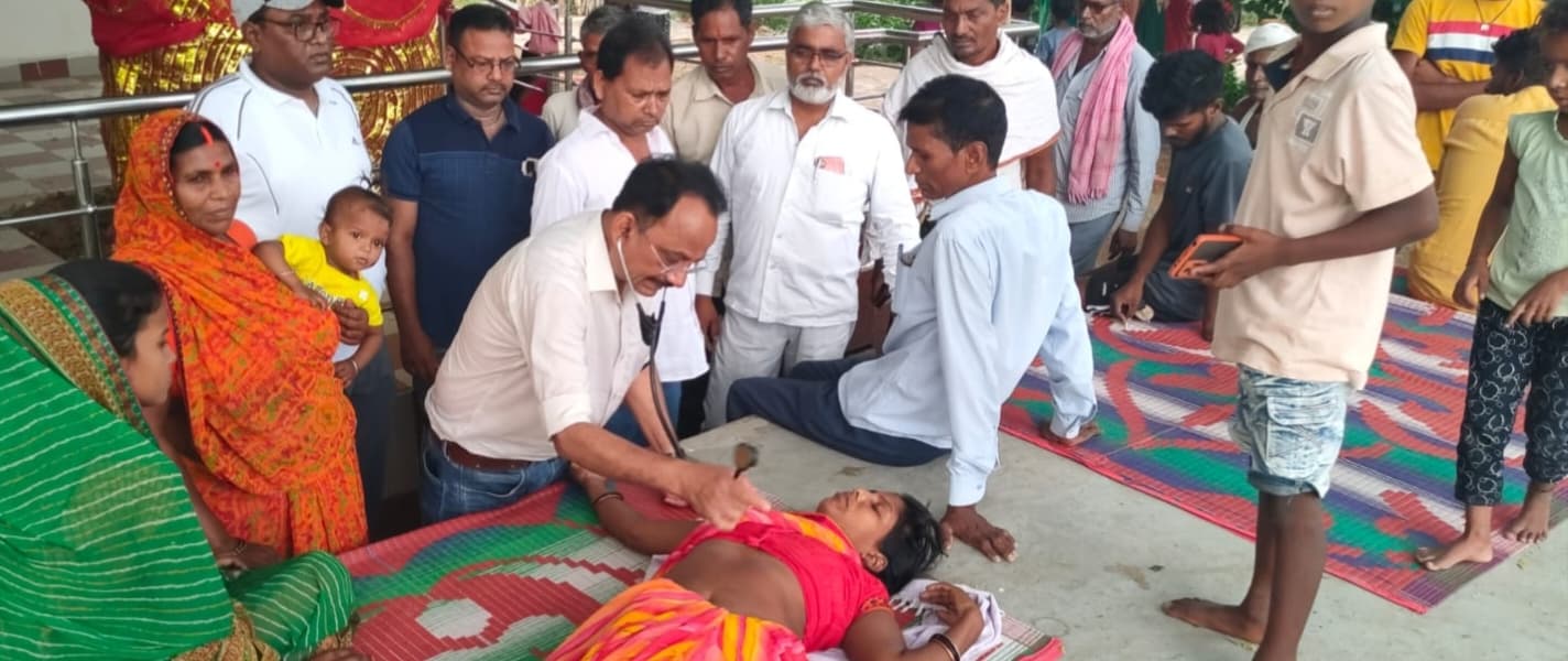 विषाक्त भोजन से बीमार लोगों का कैंप लगाकर किया इलाज