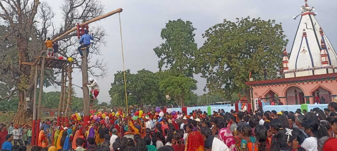 केरेडारी के बटुका में मंडा पूजा, नंगे पांव अंगारों पर चले शिव भक्त