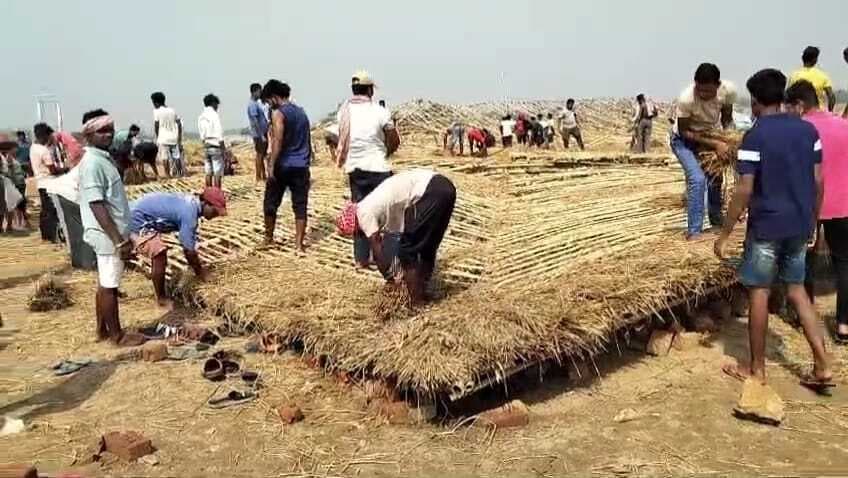 तेज आंधी-तूफान से सिकदारडीह में बने यज्ञ पंडाल गिरा, फिर से बनाने में जुटे कमेटी के लोग, शनिवार देर शाम को जिले भर में आई थी तेज आंधी व जमकर हुई थी बारिश