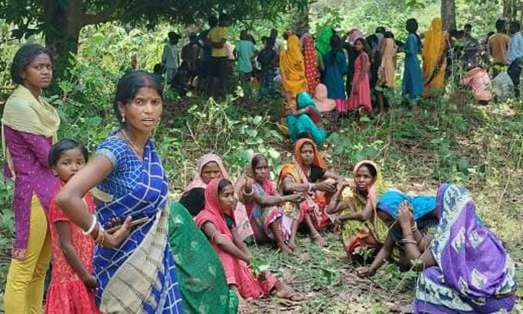 आम के पेड़ में फंदे से लटक कर युवक ने दी जान