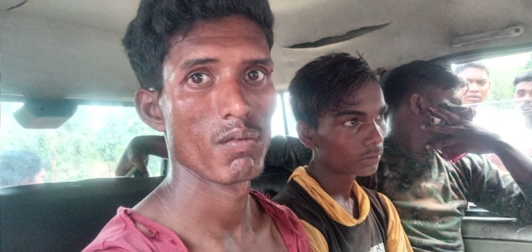 बकरी चोरी के आरोप में दो युवकों को घंटों पेड़ से बांधा