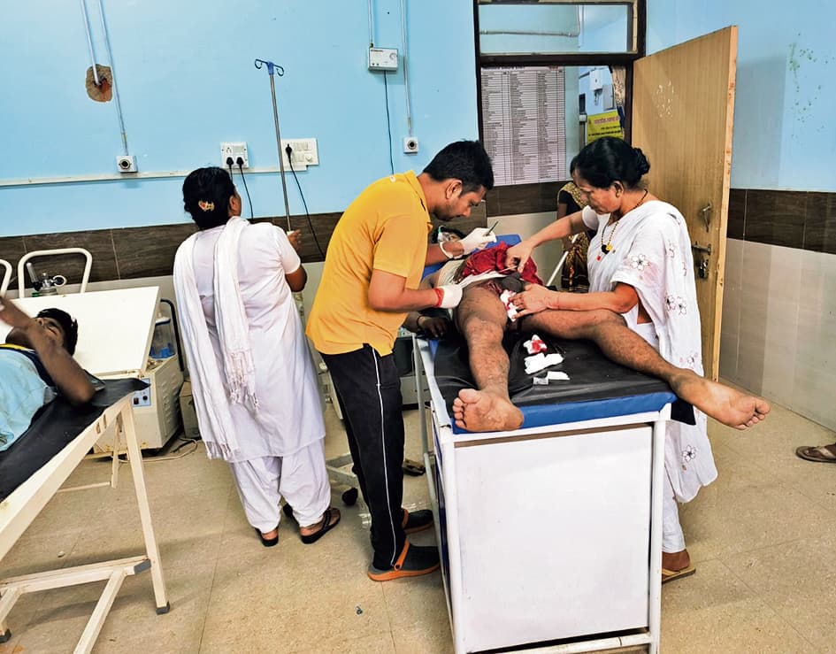 हाइवा से टकराया सीमेंट लदा ट्रक, खलासी की मौत, दो घायल