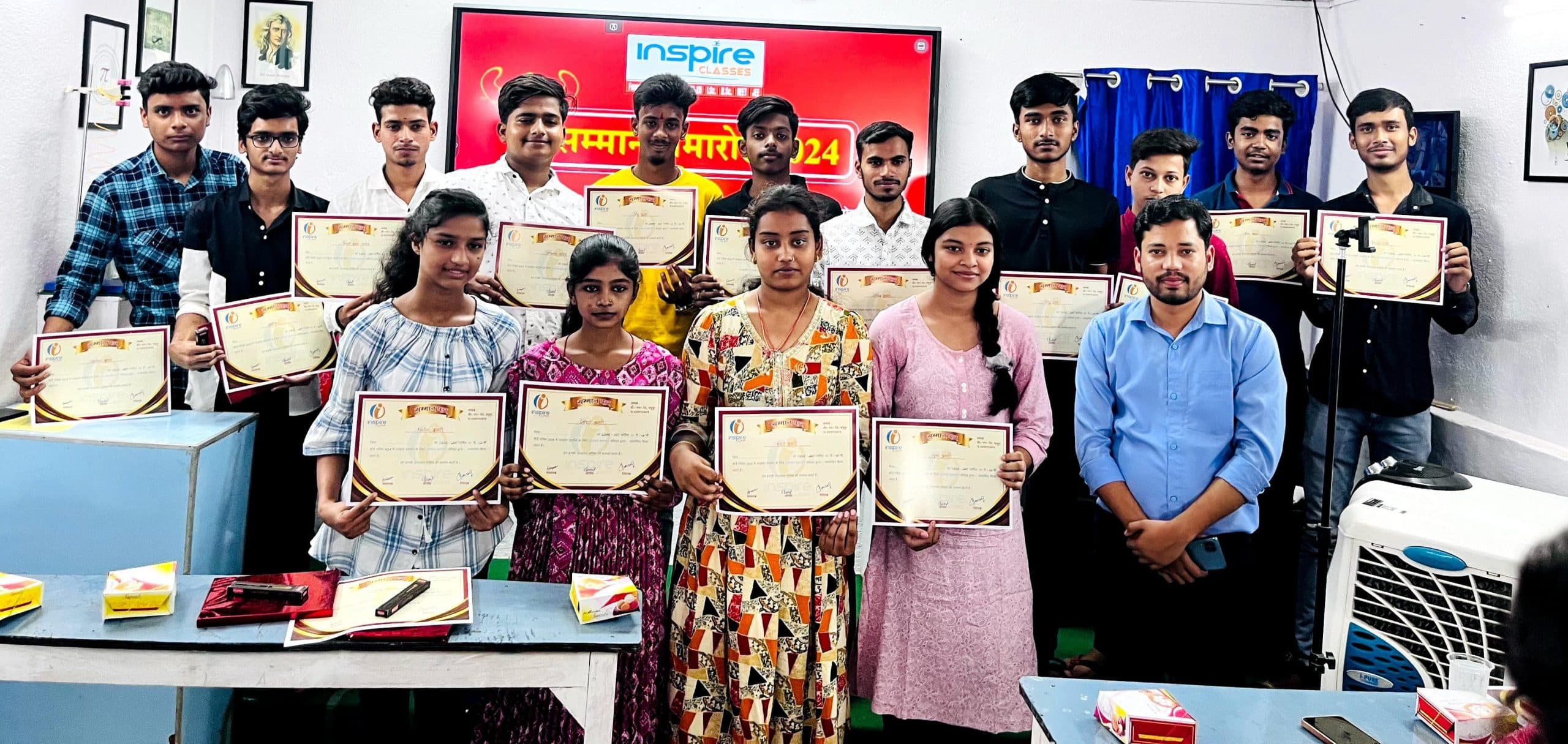 10वीं व 12वीं में उत्कृष्ट प्रदर्शन करने वाले सम्मानित