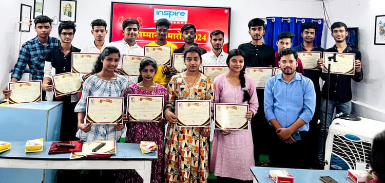 10वीं व 12वीं में उत्कृष्ट प्रदर्शन करने वाले सम्मानित