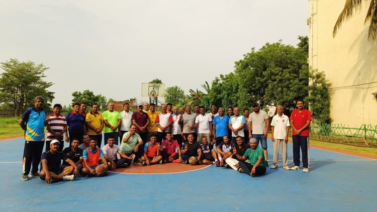 वेटरन खिलाड़ियों ने बास्केटबॉल कोर्ट पर जमकर बहाया पसीनाा