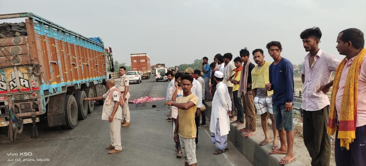 अनियंत्रित वाहन ने 50 गज तक वृद्ध को घसीटा, मौत