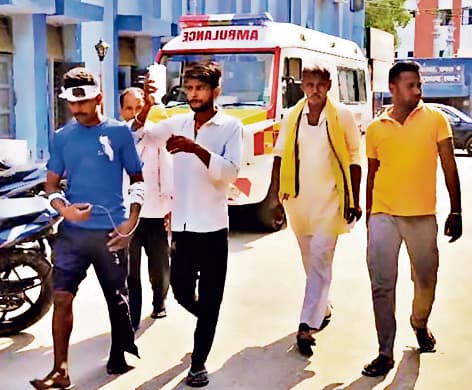 पिकअप वैन पलटने से सवार तीन दर्जन मजदूर जख्मी, सात पटना रेफर