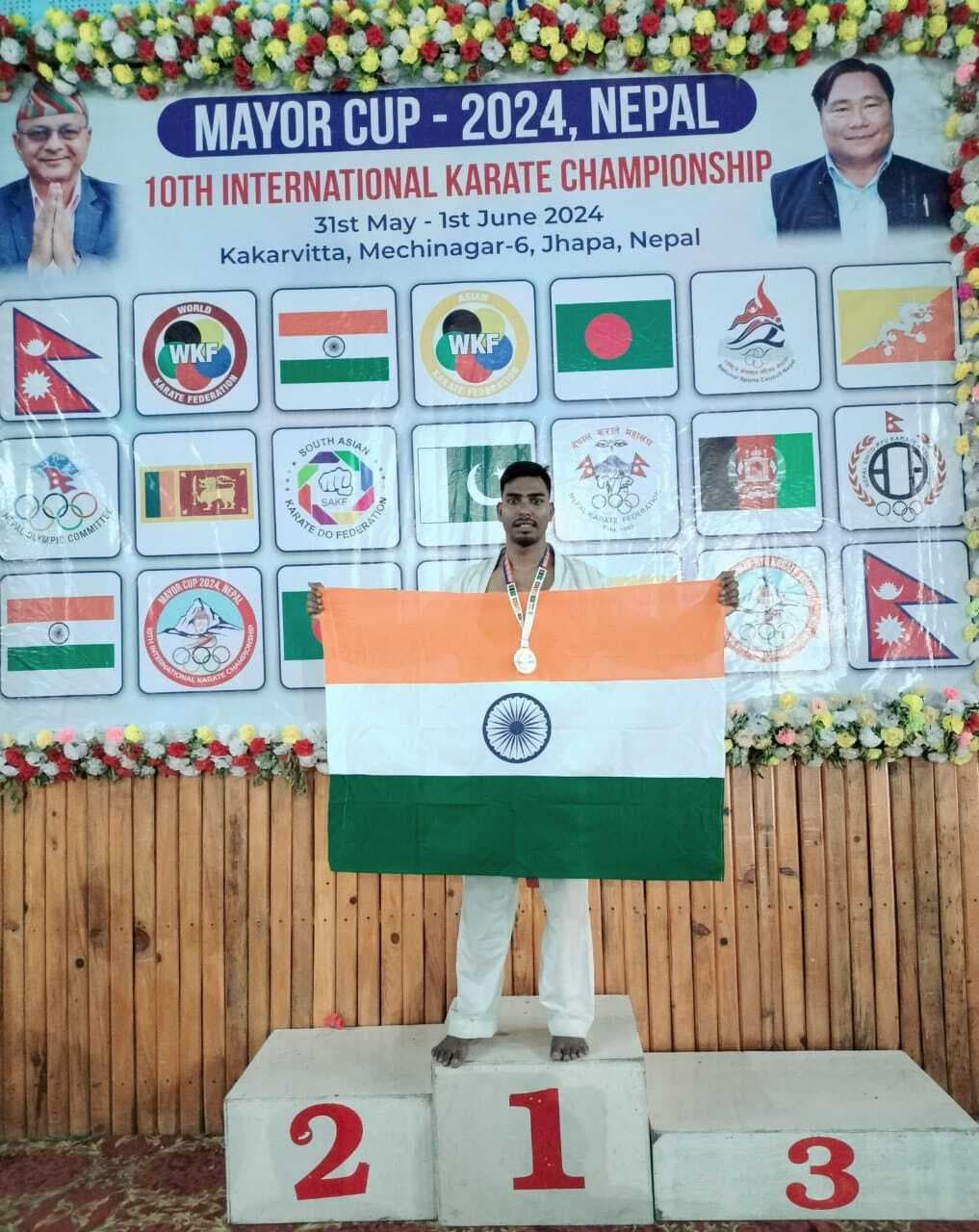 नेपाल में हुई कराटे प्रतियोगिता में मो जाबिर ने जीता गोल्ड