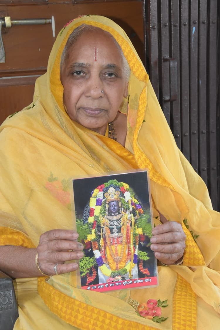 प्रतिदिन एक घंटे खोलती हैं मौन मौन मइया