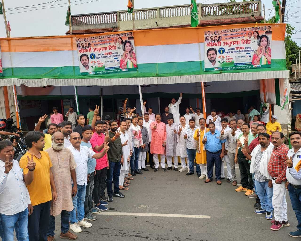 मतगणना केंद्र के बाहर कार्यकर्ताओं का बढ़ा जुटान