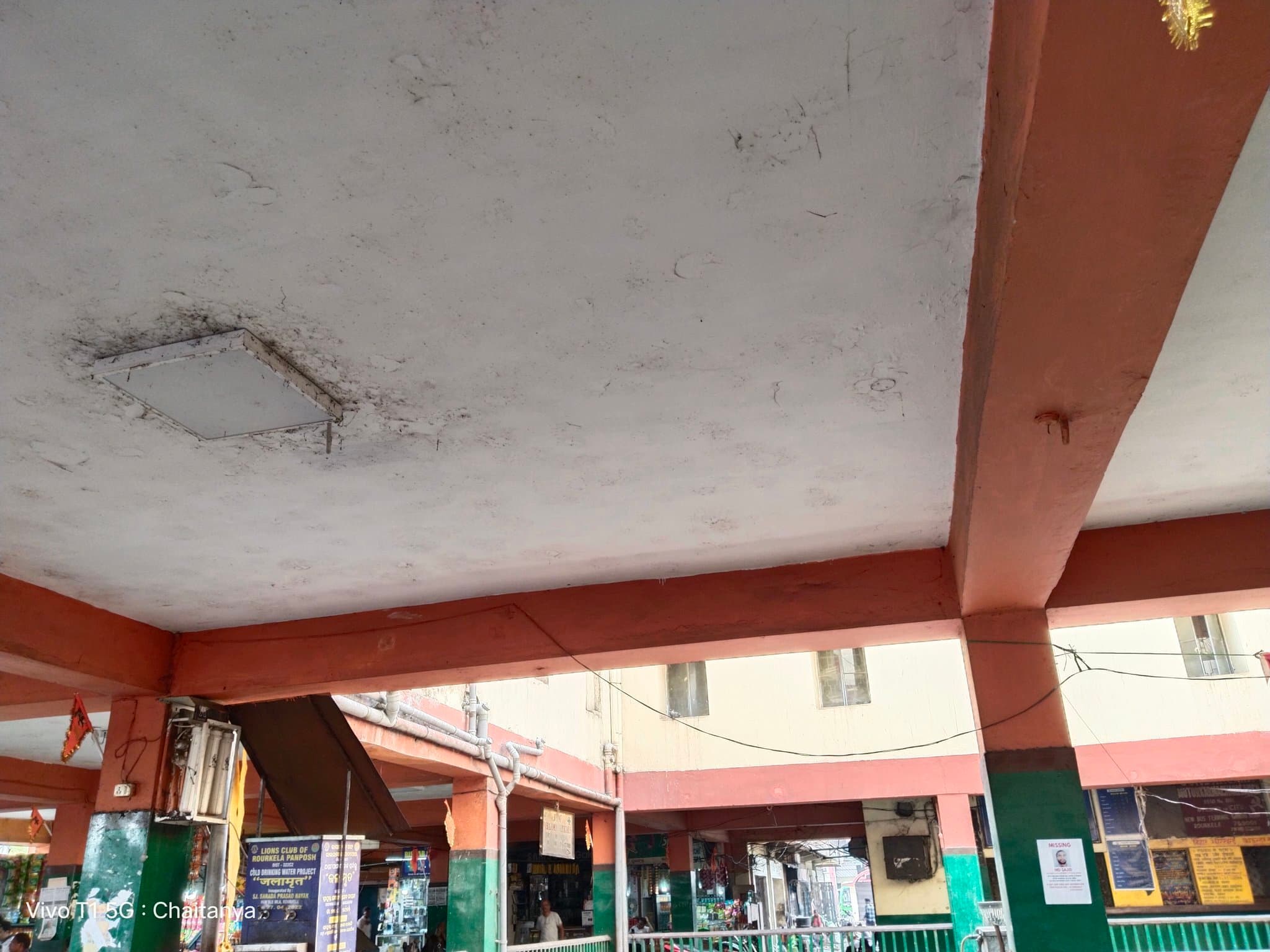 राउरकेला. 90 के दशक में बने बस स्टैंड में लगे पंखे हो चुके हैं खराब, गर्मी में यात्रियों को हो रही परेशानी