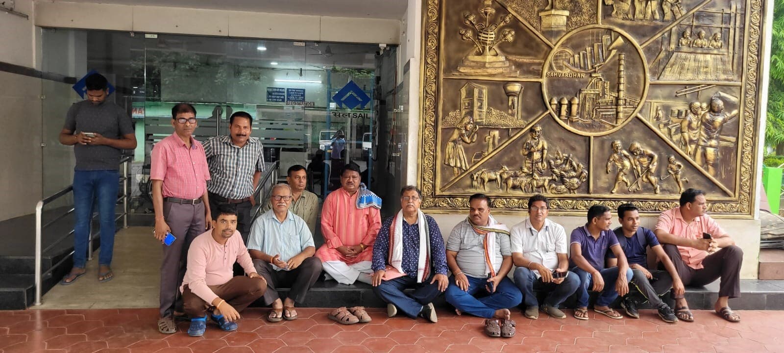 सड़क दुर्घटना में आरएसपीकर्मी की मौत, नौकरी की मांग पर आइजीएच में तीन दिन से धरना पर बैठा है परिवार