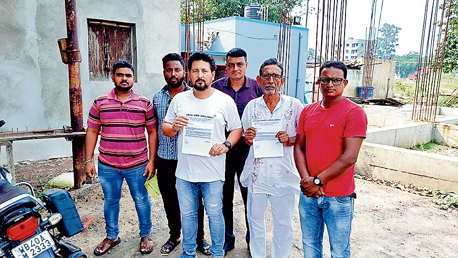 मालवाहक वाहनों पर रोक के लिए लोगों का प्रदर्शन