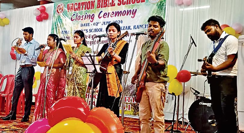 अवकाशकालीन बाइबल पाठशाला में बच्चों की प्रतिभा दिखी