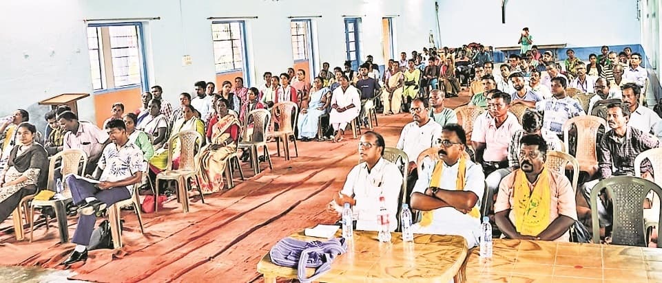 सिलीगुड़ी में खतियान के लिए आंदोलन कर रहे चाय बागान के आदिवासी.