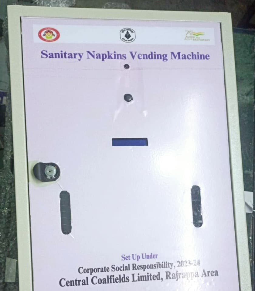 विद्यालय में सेनेटरी पेड वेंडिंग मशीन लगी नहीं, हो गयी 1.26 लाख की निकासी