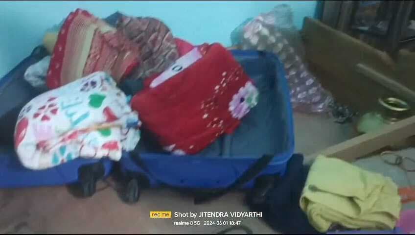 बैंककर्मी व बेकरी संचालक के घर का ताला तोड़कर आठ लाख की चोरी