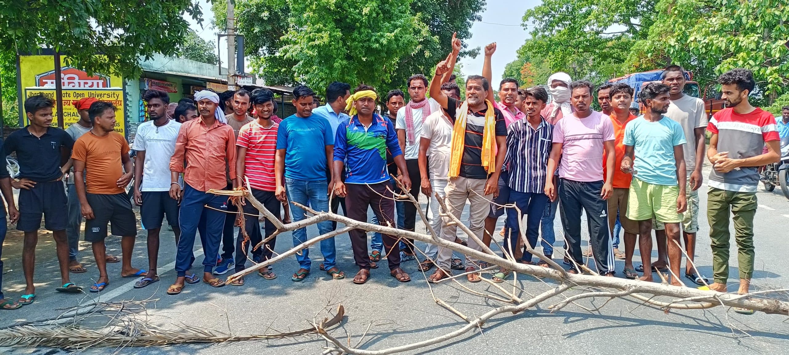 घड़बड़ फीडर में तीन दिनों से बिजली नहीं रहने से नाराज ग्रामीण सड़क पर उतरे