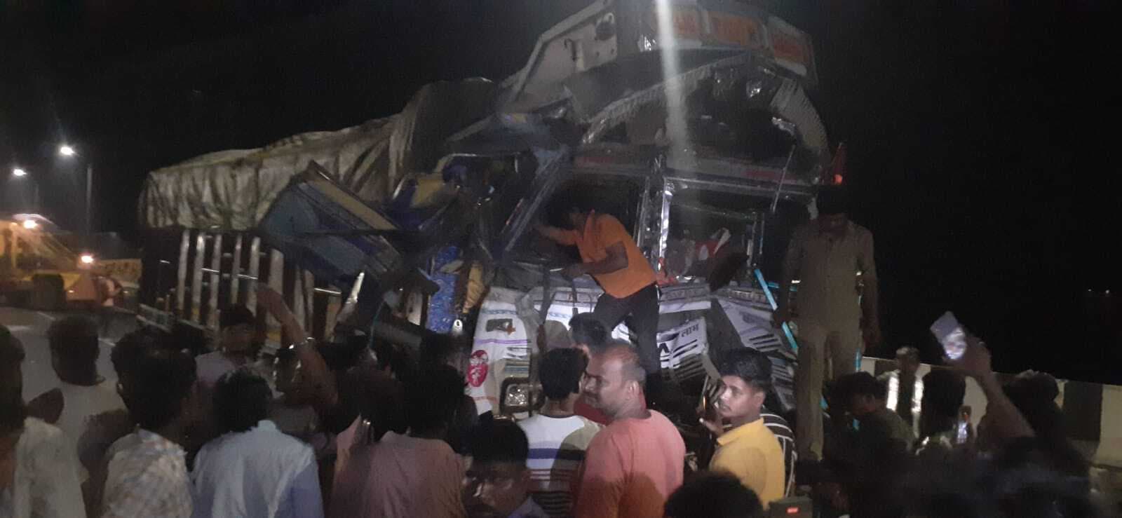 खड़े ट्रक के पीछे दूसरे ट्रक ने मारी टक्कर, चालक की मौत