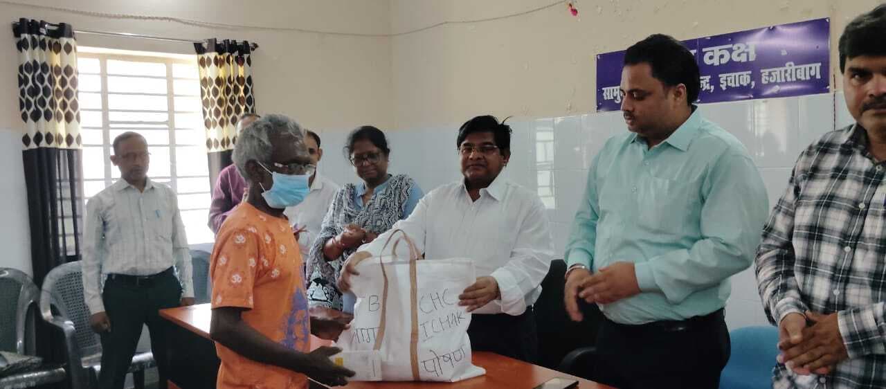 60 टीबी मरीजों में से छह को गोद लेकर दिया पोषण किट