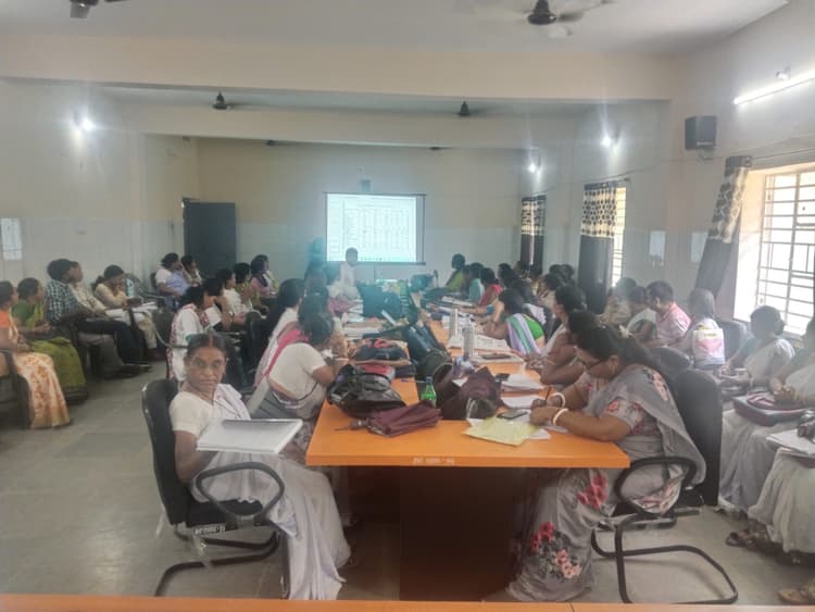 प्रभारी चिकित्सक ने की स्वास्थ्य कर्मियों के साथ समीक्षा बैठक