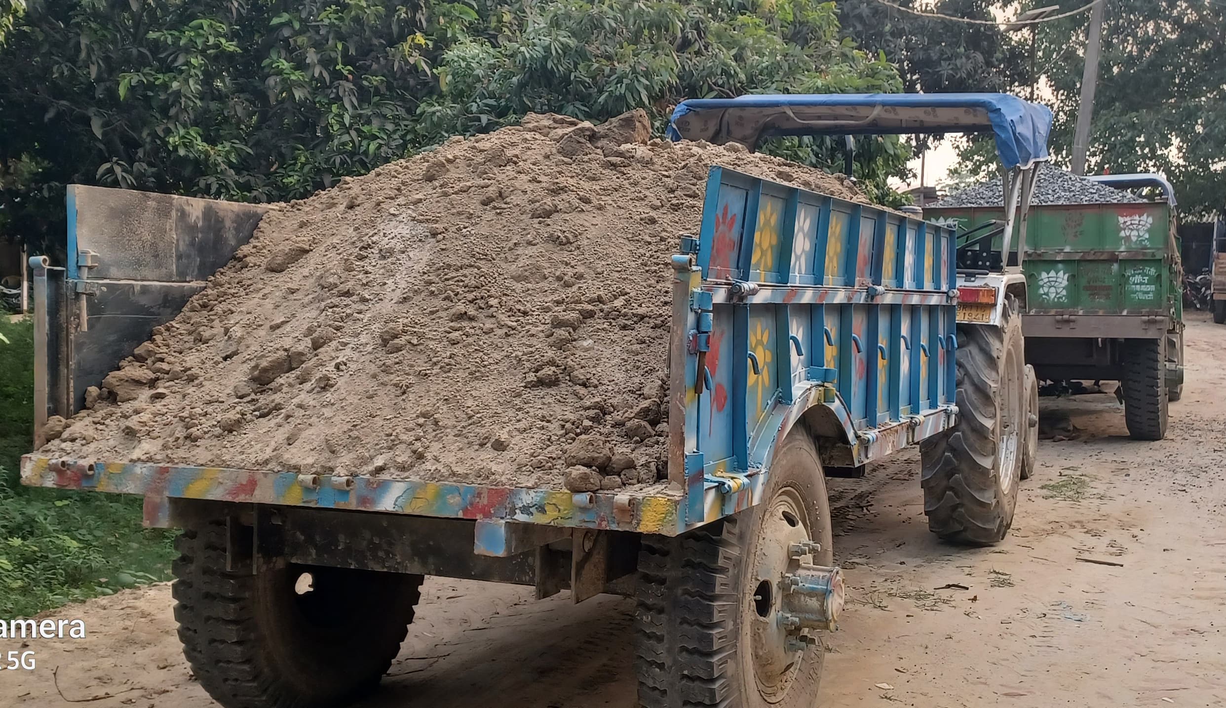 ओवरलोड दाे ट्रैक्टर जब्त