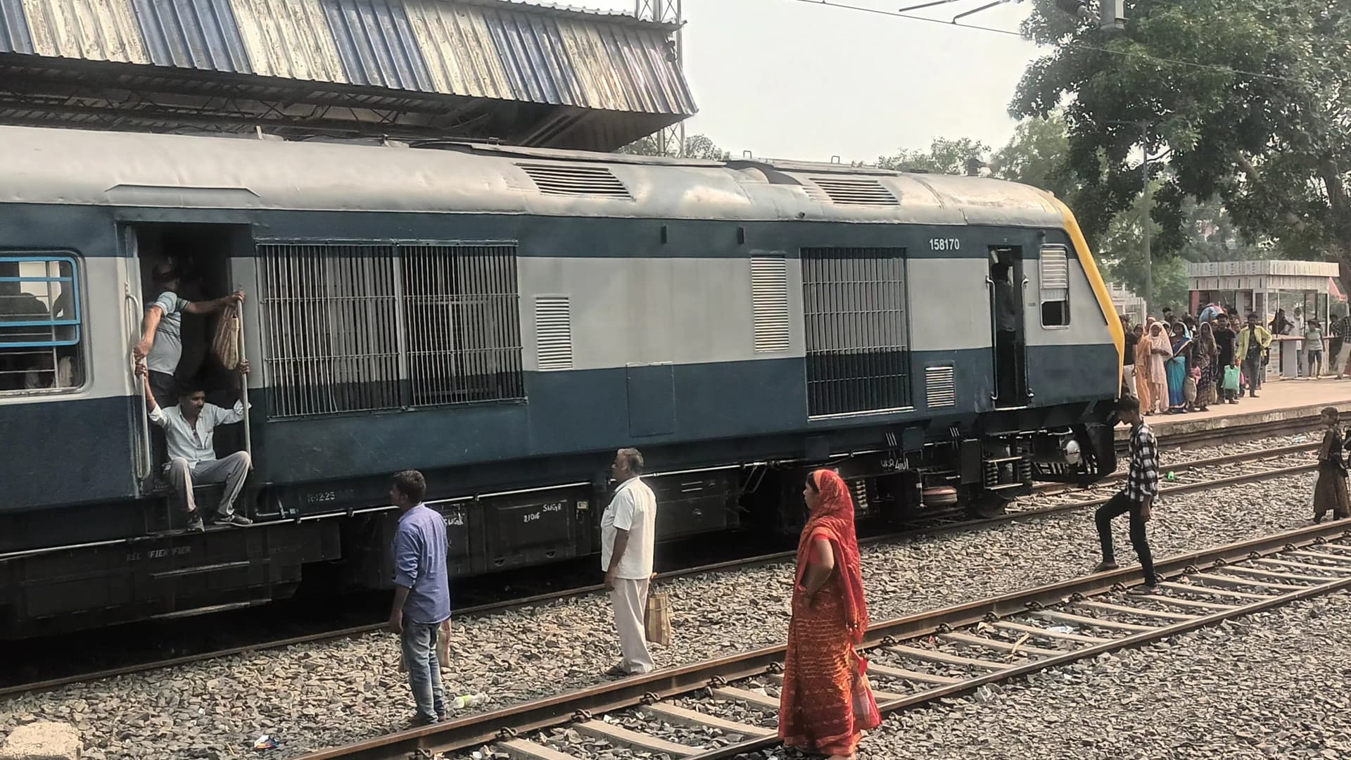 सरसी स्टेशन पर ब्रेक लेते ही ट्रेन से निकलने लगा धुआं, मची अफरा-तफरी