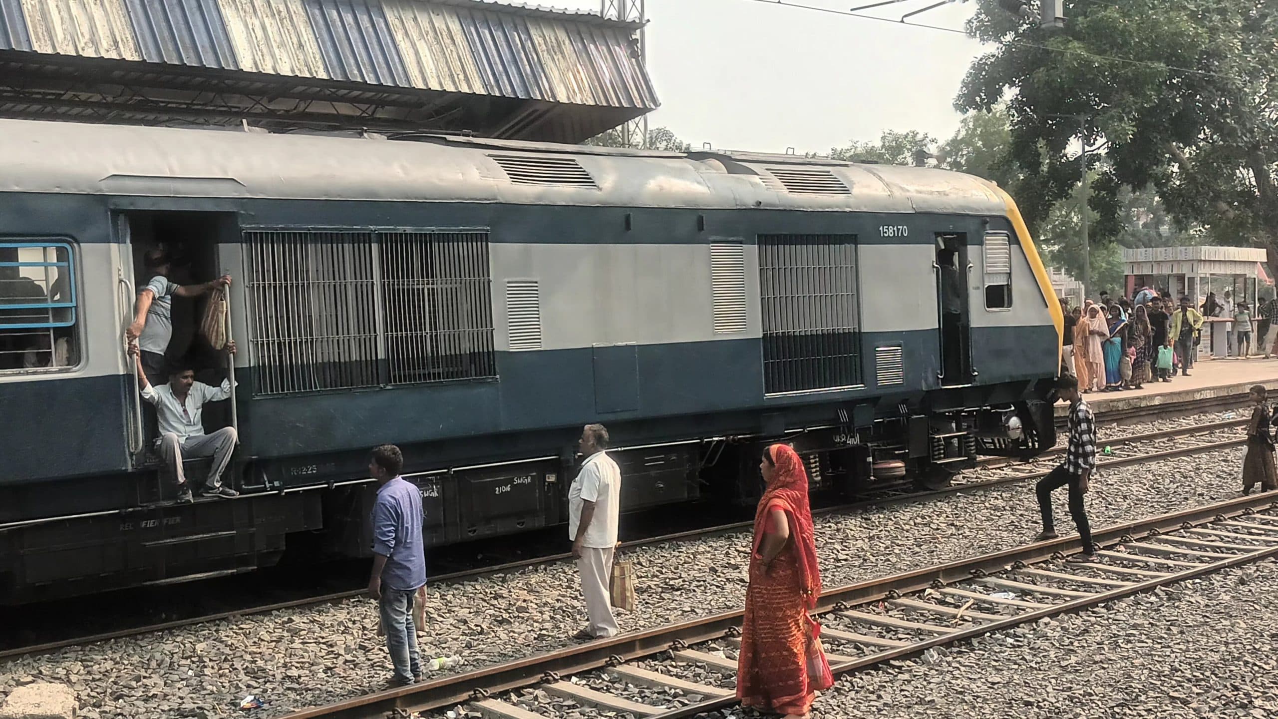 सरसी स्टेशन पर ब्रेक लेते ही ट्रेन से निकलने लगा धुआं, मची अफरा-तफरी