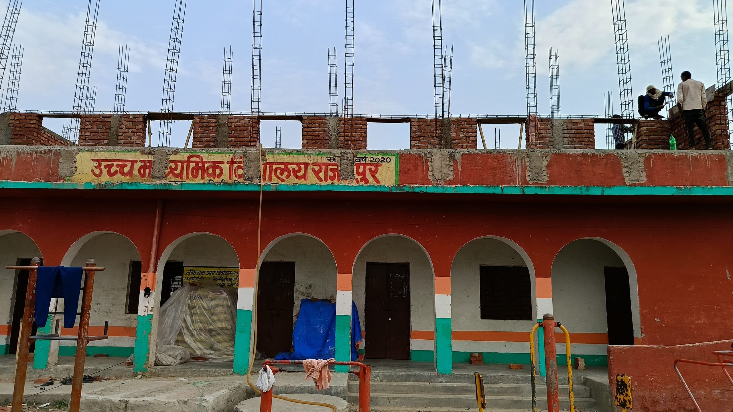 प्लस टू हाईस्कूल भवन निर्माण में बड़े पैमाने पर हो रही अनियमितता, ग्रामीणों में आक्रोश